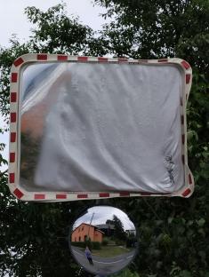 Poškozené dopravní zrcadlo PŘED